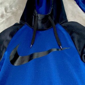 Mens Nike hoodie size small selling for 20$